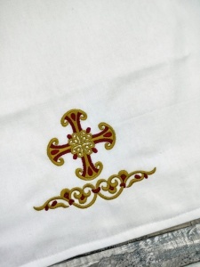 Procovat brodat Sfanta Cruce auriu si grena 68x45 cm alb