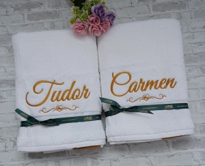 Set 2 prosoape personalizate cu nume 70x140cm Auriu