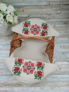 Stergar brodat pentru coș Model traditional cruce si maci