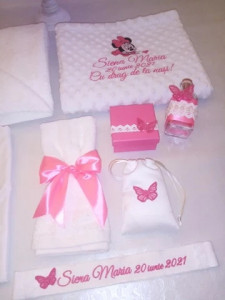 Trusou botez Minnie Mouse Baby-cu aplicatii fluturasi 3D ,10 piese
