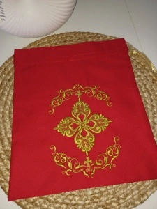Saculet textil rosu brodat Cruce