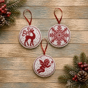 Set 3 ornamente pentru brad brodate alb/rosu