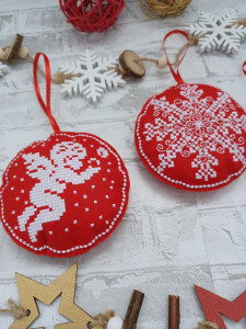 Set 3 ornamente pentru brad brodate rosu/alb