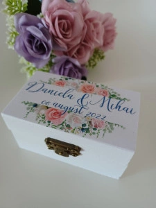Cutiuta verighete personalizata – Flori bleu/roz
