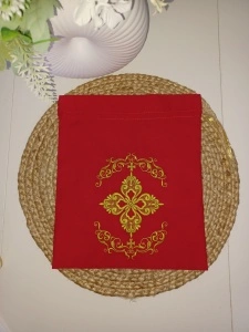 Saculet textil rosu brodat Cruce