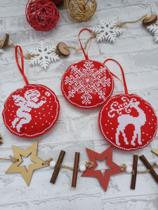 Set 3 ornamente pentru brad brodate rosu/alb