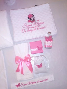 Trusou botez Minnie Mouse Baby-cu aplicatii fluturasi 3D ,10 piese
