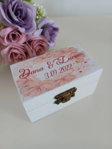Cutiuta verighete lemn personalizata – Flori roz