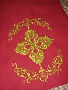 Saculet textil rosu brodat Cruce