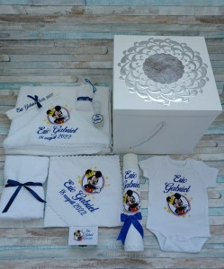 Trusou botez baiat Mickey Mouse cu stelute 11 piese cu lumanare