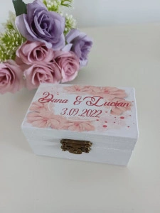 Cutiuta verighete lemn personalizata – Flori roz 