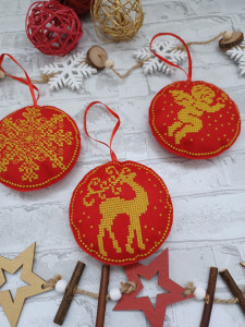 Set 3 ornamente pentru brad brodate rosu/auriu