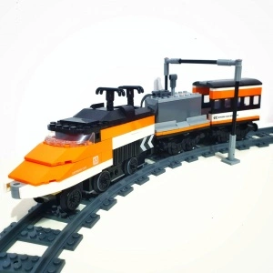Trenulet electric orange pentru calatori EMMA din piese de construcție, 326 piese - Img 3