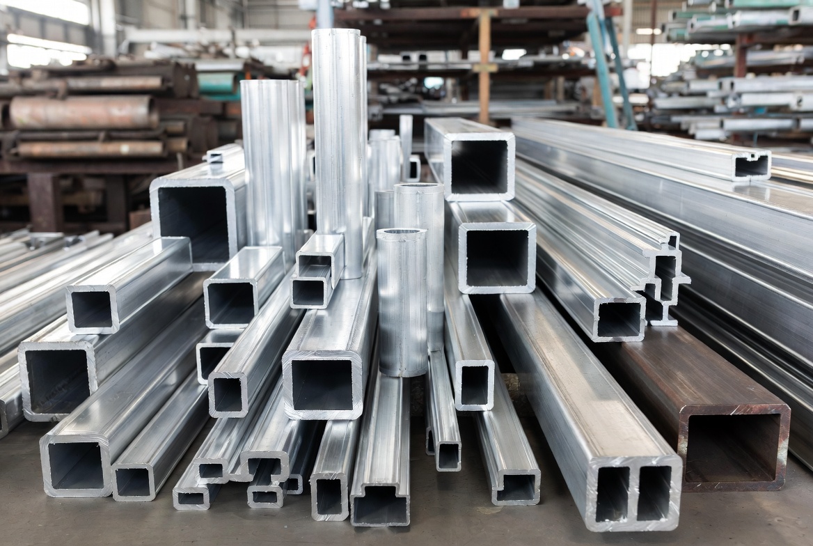De ce aluminiul este materialul ideal pentru fațade și structuri ușoare — ghid complet 2025 pentru arhitecți, constructori și dezvoltatori
