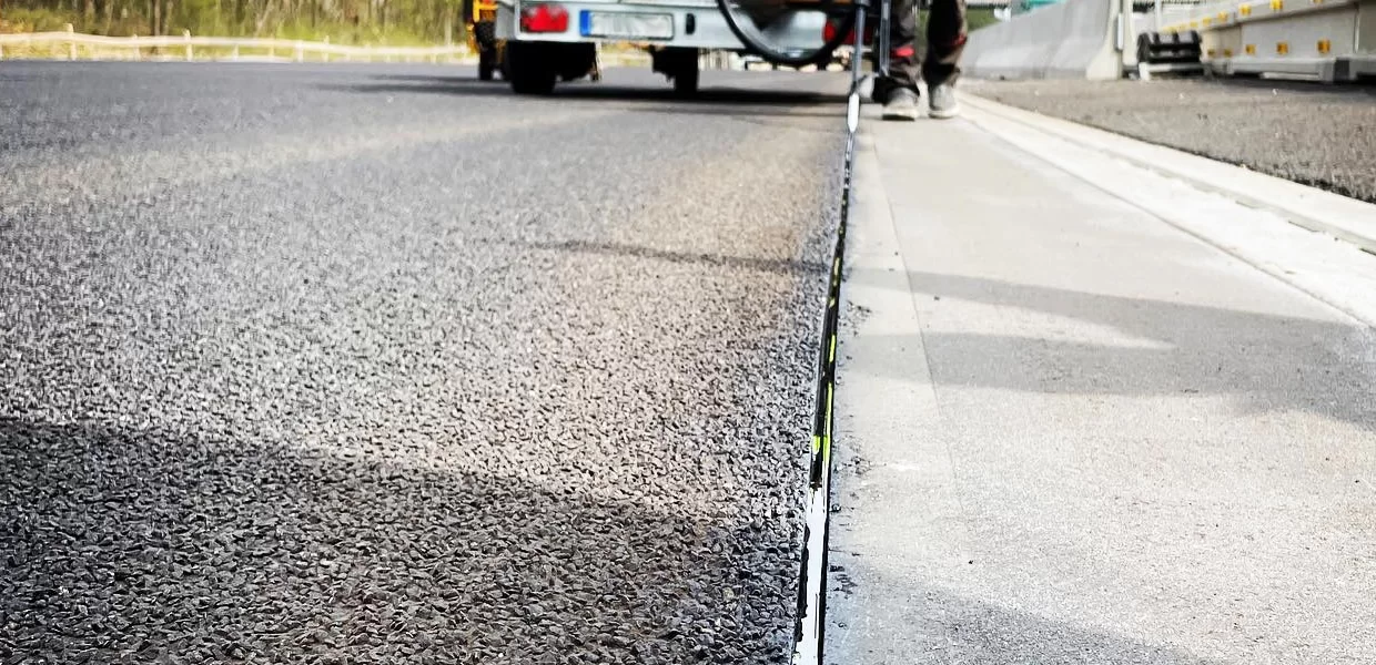 Mastic Bituminos: Ghid Complet — Ce Este, Tipuri, Diferențe, Aplicații, Consum și Aplicare Corectă