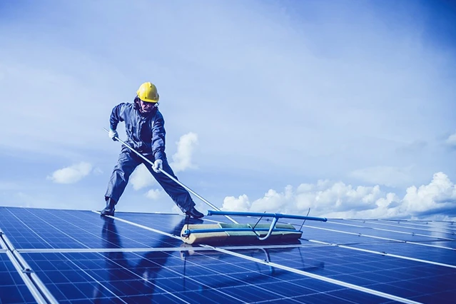 Cum să cureți panourile fotovoltaice pentru eficiență maximă