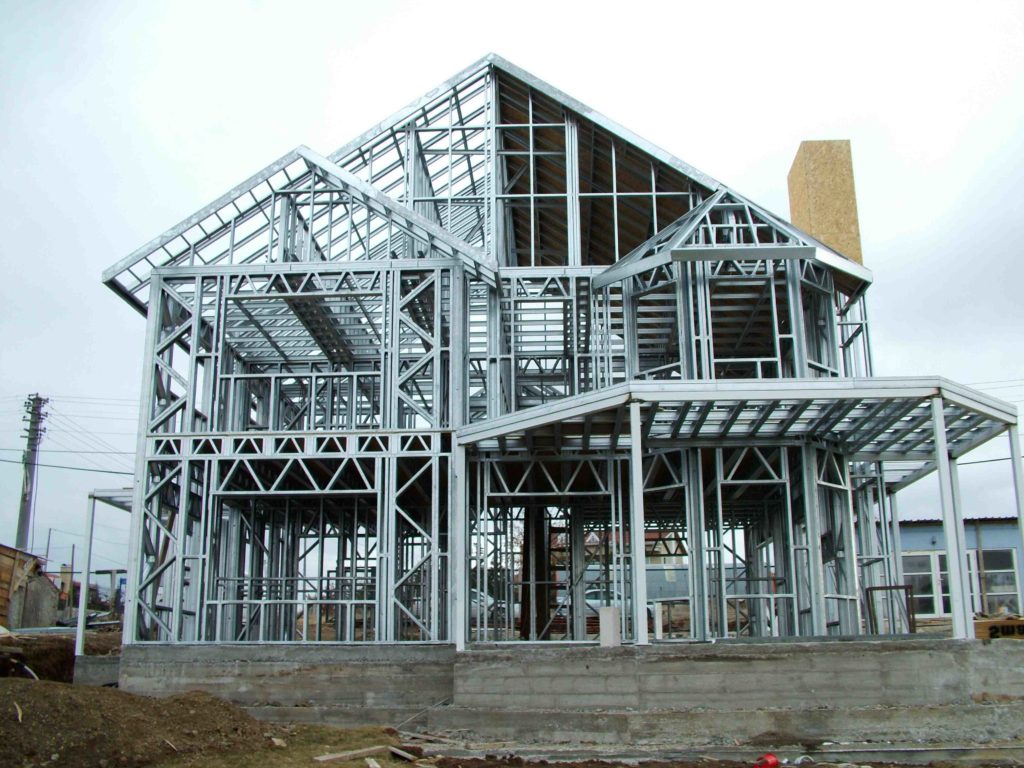 Construcție pe Cadre din Beton Armat vs. Structură Metalică: Diferențe, Avantaje, Dezavantaje