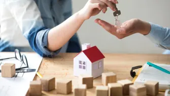 Prețurile la vânzarea de imobile pe județe în România – August 2025, structurate pe tipuri de unități (1, 2, 3, 4+ camere) și vile