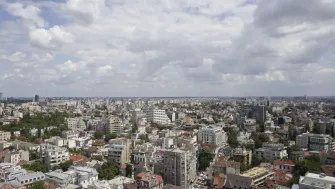 Preț mediu per mp util la apartamente & vile – București, pe sectoare (august 2025)