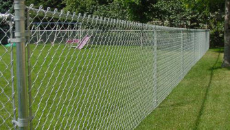 Plasă de gard sudată vs. plasă împletită (chain-link) – diferențe, avantaje, montaj și cum alegi corect