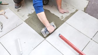 Adezivi pentru Gresie și Faianță: Ghid Complet — Clasificare EN 12004, Cum Alegi, Consum și Aplicare Corectă