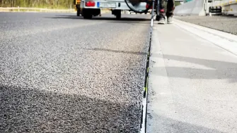 Mastic Bituminos: Ghid Complet — Ce Este, Tipuri, Diferențe, Aplicații, Consum și Aplicare Corectă