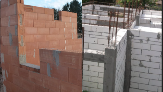 BCA vs. Cărămidă pentru Zidăria Casei: Diferențe, Avantaje, Dezavantaje