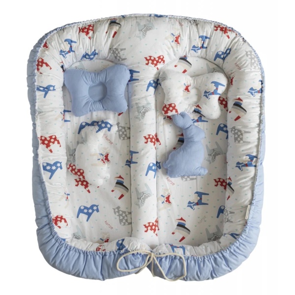 Babynest Deluxe pentru gemeni cu 2 fete bleu și print cu caluti
