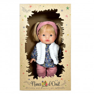 Papusa Nines D'Onil, Joy, cu parul blond, cu vesta alba, cu miros de vanilie, 37 cm - Img 4