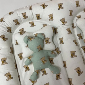 Set Baby Nest Deluxe Gemeni: Confort Dublu cu Ursuleți Verzi și Albi - Include Pernă și Jucărie - Img 3
