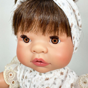 Papusa Nines D'Onil, Joy, cu parul saten, cu bentita alba, cu miros de vanilie, 37 cm - Img 2
