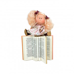 Papusa Artizanala Nines d'Onil cu miros de vanilie si articulatii - Mia cu par blond ondulat si funde rosii (30 cm) - Img 2