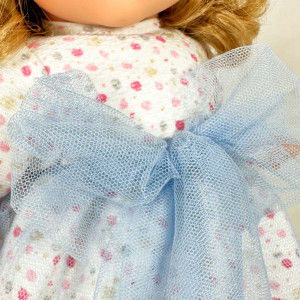 Papusa Nines D'Onil, Susette Tul, cu parul blond, cu sunete, cu funda albastra, cu miros de vanilie, 45 cm - Img 3