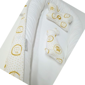 SET Baby Nest Delux Alb - Ursuleții Zâmbitori, cu Pernă și Jucărie - Img 2