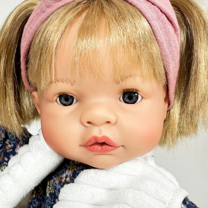 Papusa Nines D'Onil, Joy, cu parul blond, cu vesta alba, cu miros de vanilie, 37 cm - Img 2