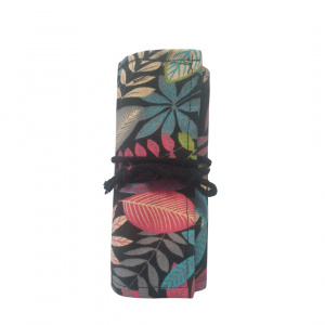 Set 24 Creioane Colorate în Penar Roll-Up din Pânză - Img 1