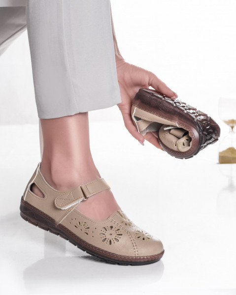 Дамски ежедневни обувки в бежов цвят, изработени от екологична кожа тайф