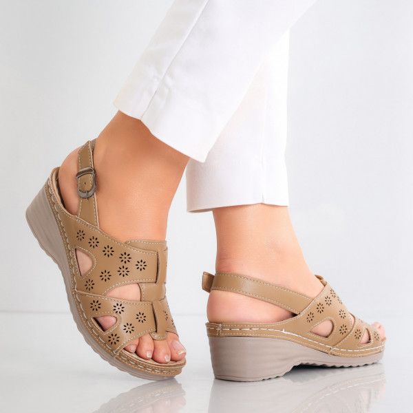 Дамски сандали на платформа Darosa в кафяво от еко кожа