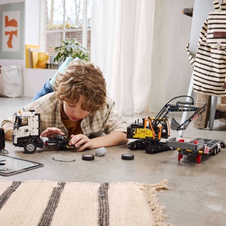 LEGO TECHNIC CAMIONUL FMX ȘI EXCAVATORUL ELECTRIC EC230 DE LA VOLVO 42175 - Img 3