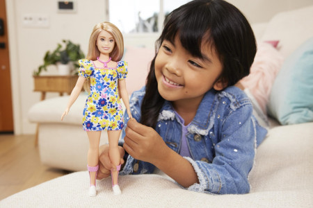 PAPUSA BARBIE FASHIONISTA BLONDA CU SINDROM DOWN - Img 3