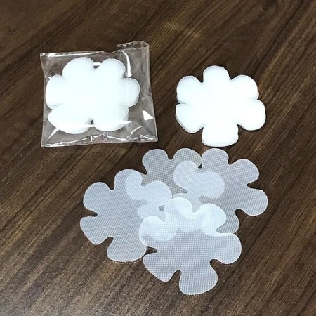 Set 10 stickere antialunecare pentru cada si dus, model floare, autoadezive, din PVC, albe, pentru baie, scari si suprafete alunecoase - Img 4