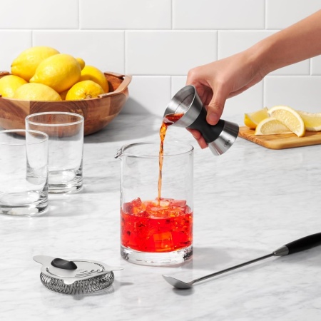 Pahar Dublu de Măsurat pentru Cocktailuri (Jigger) OXO Steel din Oțel Inoxidabil, Măsurători Gravate cu Laser pe Ambele Părți (1/4 oz până la 1 1/2 oz), Inel Central Antiderapant Soft-Grip, Compatibil cu Mașina de Spălat Vase, Inox Argintiu - Img 3