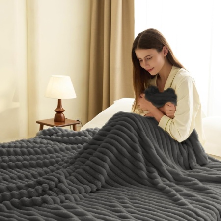 Pătură Dreptunghiulara Fleece WAVVE 150 x 200 cm, Flanelă Moale cu Textură Dungi în Relief, Călduroasă și Respirabilă, pentru Canapea și Pat, Gri - Img 6
