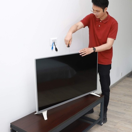 Set 2 Treceri de Cablu cu Perie kwmobile, Mască Pătrată 80 x 80 mm pentru Perete și Birou, Inserție Perie 50 x 50 mm, Organizator Cabluri TV, PC și Electrocasnice, Alb - Img 2