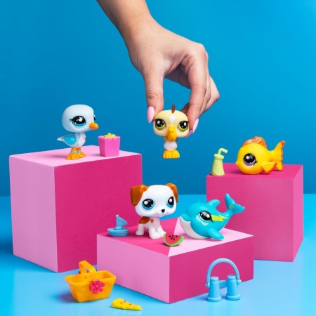 Set de Colecție Littlest Pet Shop Beach Besties 5-Pack, Conține 5 Mini Figurine Animale cu Cap Mobil Bobblehead, 7 Accesorii, Card de Colecție și Cod Virtual Digital pentru Joc Online - Img 2