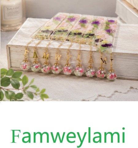 Semn de Carte Personalizat cu Inițiala „M” Aurie, Pandantiv Fosforescent Luminescent în Întuneric, Lucrat Manual, Cutie Cadou Inclusă, Cadou pentru Iubitori de Cărți, Profesori, Mame - Img 2