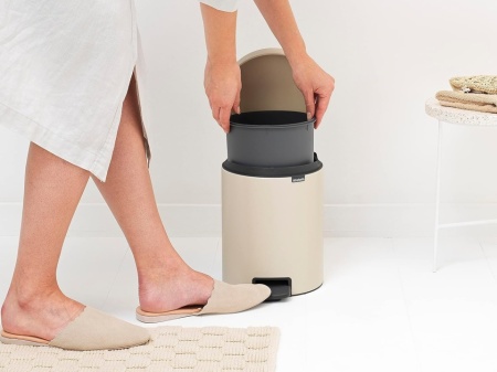 Coș de gunoi cu pedală Brabantia NewIcon, capacitate 5L, închidere silențioasă Soft-Close, găleată interioară detașabilă, Dreamy Crem - Img 8