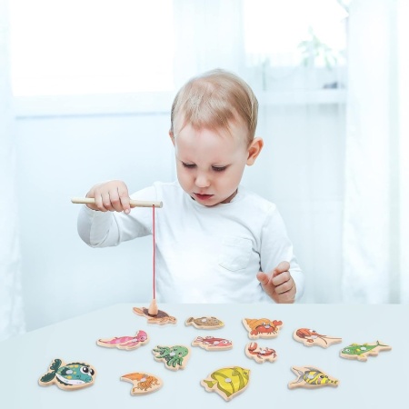 Joc de Pescuit Magnetic din Lemn Montessori, Puzzle 14 Piese cu Tablă Suport și Undiță Magnetică, Peștișori Colorati cu Litere în Engleză, Jucărie Educativă de Dexteritate pentru Copii 3+ Ani - Img 2