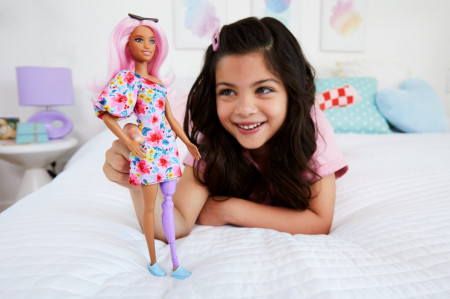 PAPUSA BARBIE FASHIONISTA CU PAR ROZ SI PICIOR PROTETIC - Img 3