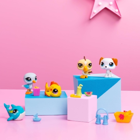 Set de Colecție Littlest Pet Shop Beach Besties 5-Pack, Conține 5 Mini Figurine Animale cu Cap Mobil Bobblehead, 7 Accesorii, Card de Colecție și Cod Virtual Digital pentru Joc Online - Img 3